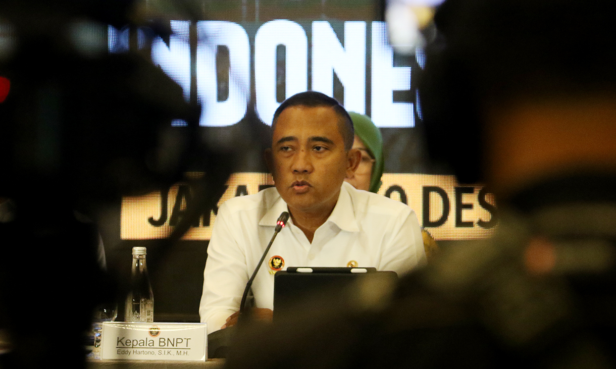 Kepala Badan Nasional Penanggulangan Terorisme (BNPT) Komjen (Purn) Eddy Hartono (tengah) didampingi Sekretaris Utama (Sestama) BNPT Bangbang Surono (kanan depan) dan Wakil Ketua Komisi Perlindungan Anak Indonesia (KPAI) Jasra Putra (kiri depan) menyampaikan paparannya saat pernyataan pers akhir tahun dan perkembangan tren terorisme Indonesia 2025 di Jakarta, Selasa (30/12/2025).  (Beritanasional.com/Oke Atmaja)