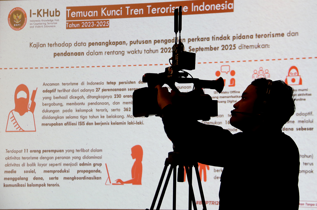 Kepala Badan Nasional Penanggulangan Terorisme (BNPT) Komjen (Purn) Eddy Hartono (tengah) didampingi Sekretaris Utama (Sestama) BNPT Bangbang Surono (kanan depan) dan Wakil Ketua Komisi Perlindungan Anak Indonesia (KPAI) Jasra Putra (kiri depan) menyampaikan paparannya saat pernyataan pers akhir tahun dan perkembangan tren terorisme Indonesia 2025 di Jakarta, Selasa (30/12/2025).  (Beritanasional.com/Oke Atmaja)
