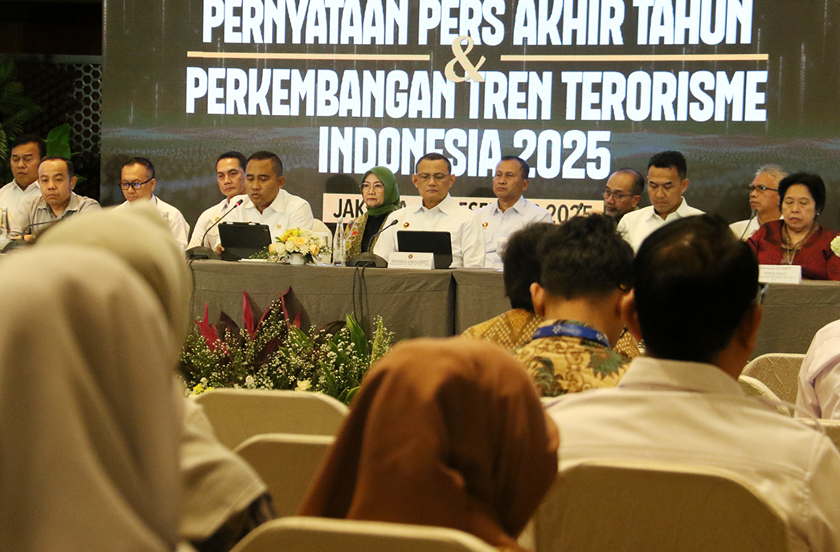 Kepala Badan Nasional Penanggulangan Terorisme (BNPT) Komjen (Purn) Eddy Hartono (tengah) didampingi Sekretaris Utama (Sestama) BNPT Bangbang Surono (kanan depan) dan Wakil Ketua Komisi Perlindungan Anak Indonesia (KPAI) Jasra Putra (kiri depan) menyampaikan paparannya saat pernyataan pers akhir tahun dan perkembangan tren terorisme Indonesia 2025 di Jakarta, Selasa (30/12/2025).  (Beritanasional.com/Oke Atmaja)