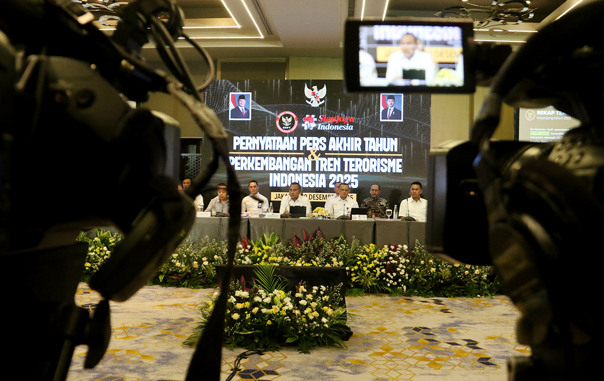 Kepala Badan Nasional Penanggulangan Terorisme (BNPT) Komjen (Purn) Eddy Hartono (tengah) didampingi Sekretaris Utama (Sestama) BNPT Bangbang Surono (kanan depan) dan Wakil Ketua Komisi Perlindungan Anak Indonesia (KPAI) Jasra Putra (kiri depan) menyampaikan paparannya saat pernyataan pers akhir tahun dan perkembangan tren terorisme Indonesia 2025 di Jakarta, Selasa (30/12/2025).  (Beritanasional.com/Oke Atmaja)