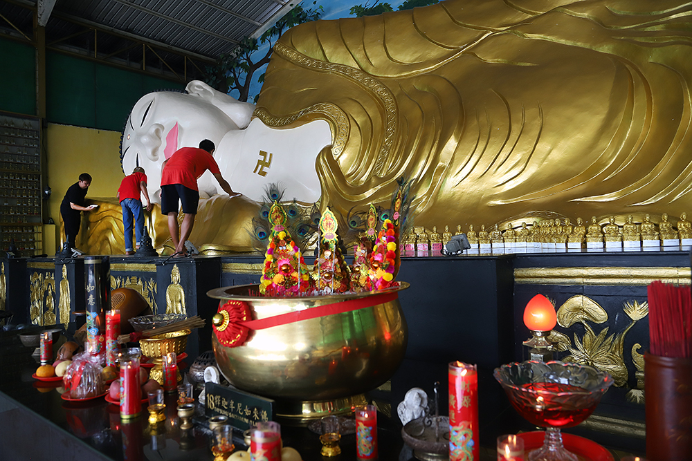 Ritual bersih-bersih Vihara menjelang Imlek sebagai bentuk penghormatan kepada para leluhur. (BeritaNasional/Elvis Sendouw)