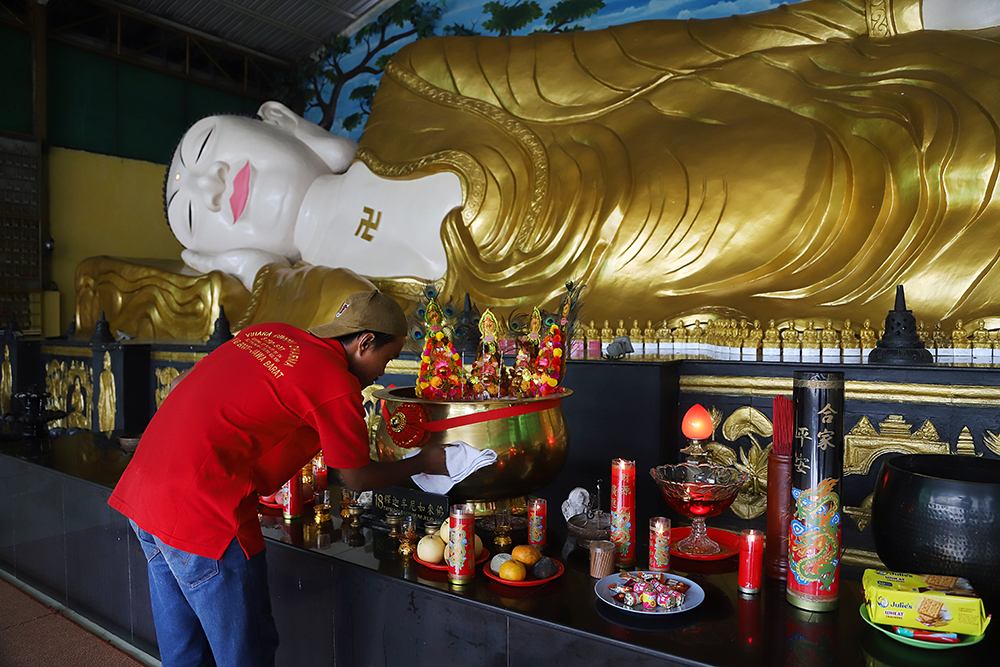 Ritual bersih-bersih Vihara menjelang Imlek sebagai bentuk penghormatan kepada para leluhur. (BeritaNasional/Elvis Sendouw)