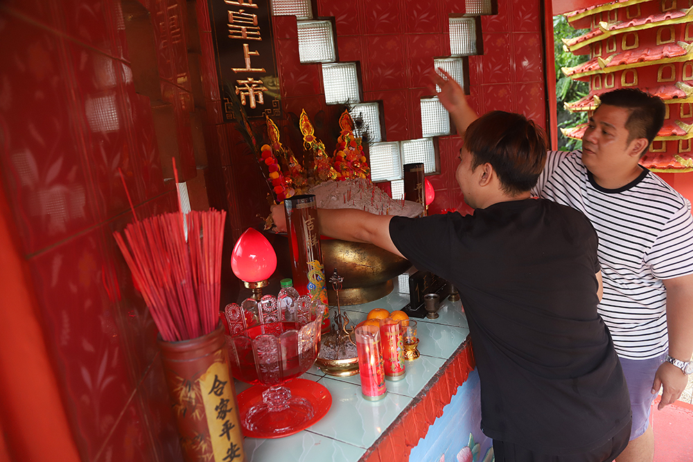 Ritual bersih-bersih Vihara menjelang Imlek sebagai bentuk penghormatan kepada para leluhur. (BeritaNasional/Elvis Sendouw)