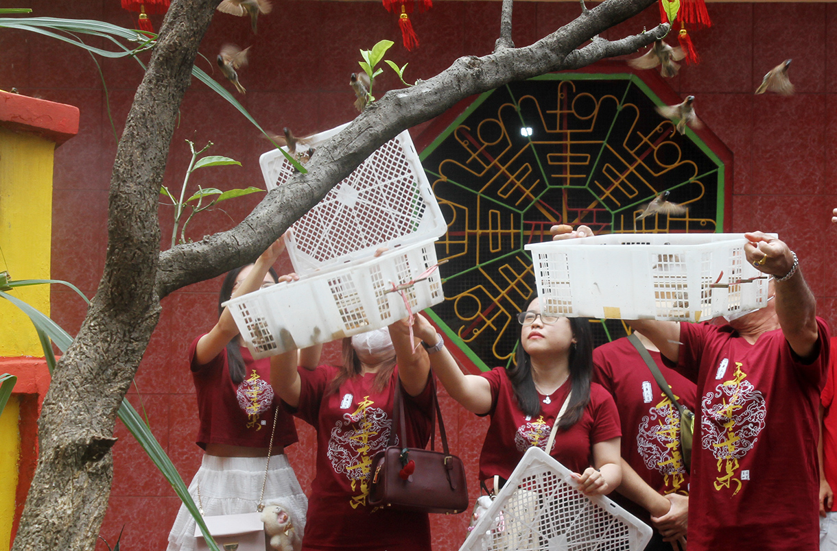 Warga keturunan tionghoa bersiap melepaskan sejumlah burung saat perayaan Tahun Baru Imlek 2576 di Wihara Dharma Bhakti, Jakarta, Rabu (29/1/2025). (BeritaNasional/Oke Atmaja)