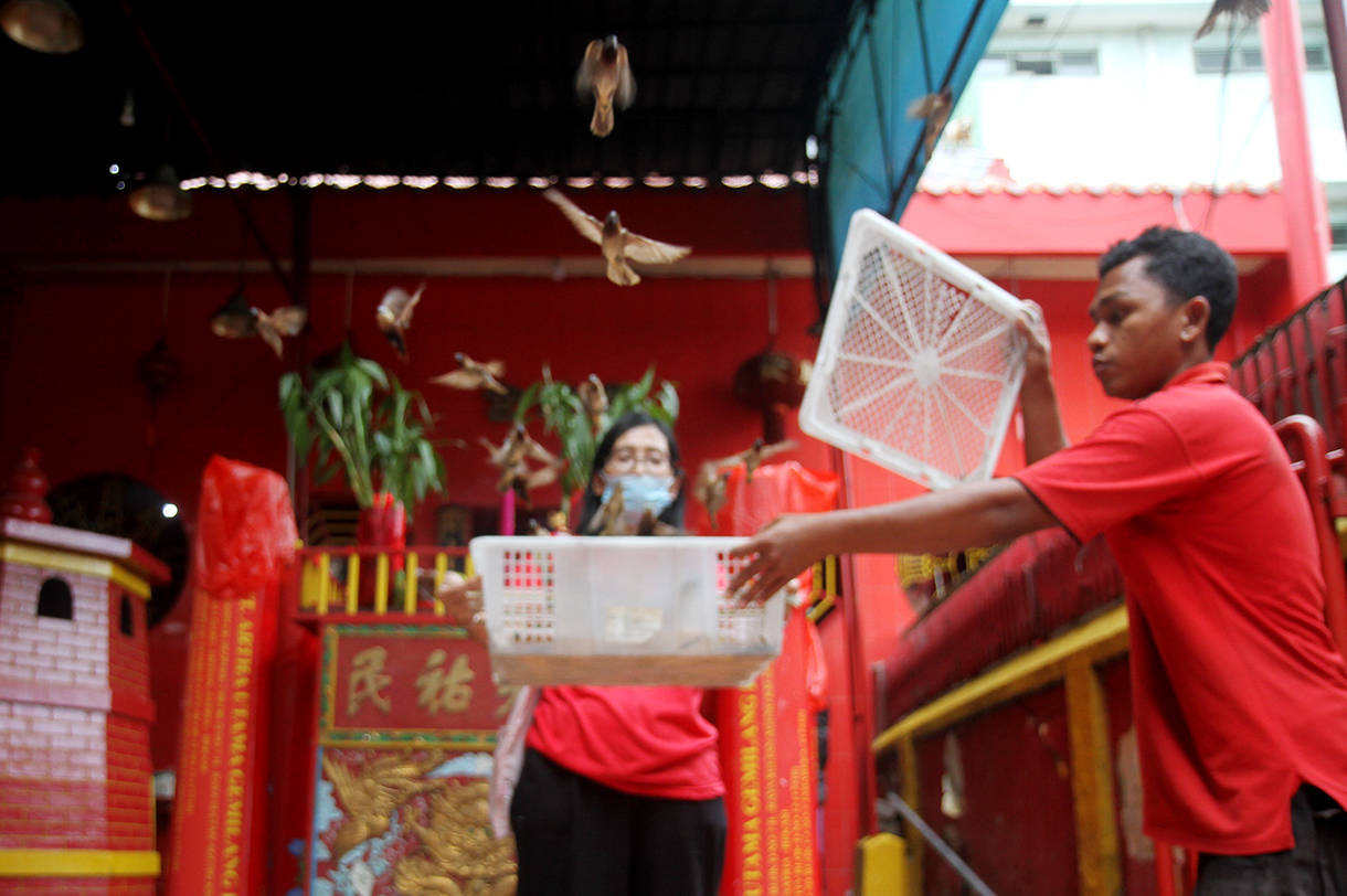 Warga keturunan tionghoa bersiap melepaskan sejumlah burung saat perayaan Tahun Baru Imlek 2576 di Wihara Dharma Bhakti, Jakarta, Rabu (29/1/2025). (BeritaNasional/Oke Atmaja)