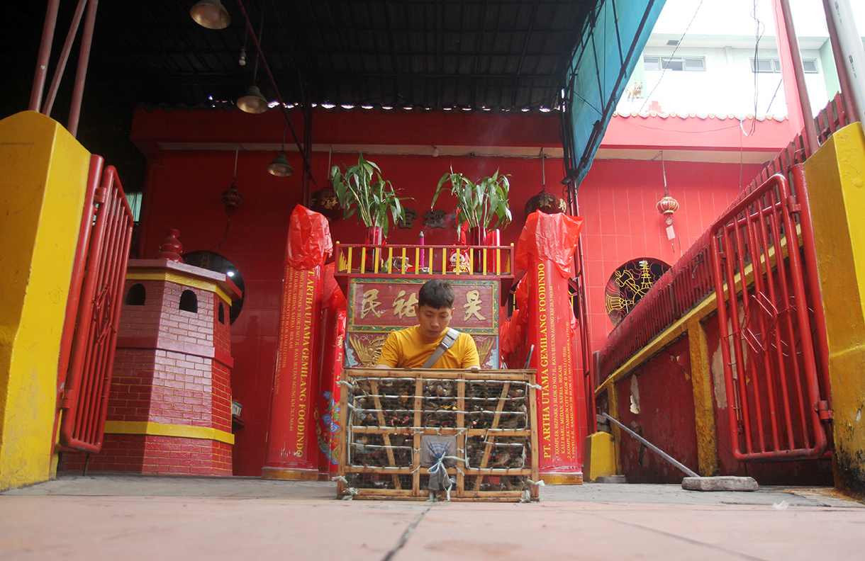 Warga keturunan tionghoa bersiap melepaskan sejumlah burung saat perayaan Tahun Baru Imlek 2576 di Wihara Dharma Bhakti, Jakarta, Rabu (29/1/2025). (BeritaNasional/Oke Atmaja)