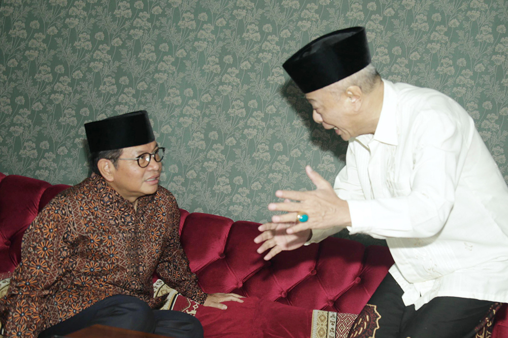 Cagub Jakarta Pramono Anung mengunjungi Rois Syuriah PWNU Jakarta sekaligus Pengasuh Pondok Pesantren Miftahul Ulum, KH Muhyidin Ishaq Rois. (BeritaNasional/HO Tim Pram/Elvis Sendouw)