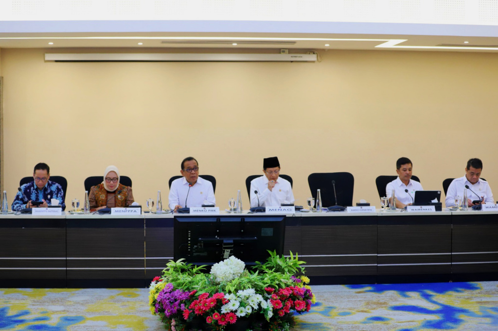 Menteri Koordinator Bidang Pembangunan Manusia dan Kebudayaan Pratikno (kedua kiri) bersama Wakil Menteri Koordinator Bidang Hukum, HAM, Imigrasi, dan Pemasyarakatan (Kumham Imipas) Otto Hasibuan (kanan), Menteri Pemberdayaan Perempuan dan Perlindungan Anak (PPPA) Arifah Fauz (kiri) dan Menteri Agama Nasaruddin Umar (kedua kanan) memimpin Rapat Tingkat Menteri (RTM) di Jakarta, Kamis (10/7/2025). (Beritanasional.com/Oke Atmaja)
