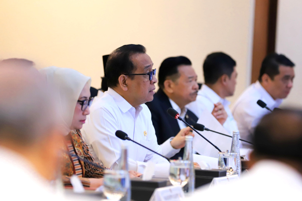 Menteri Koordinator Bidang Pembangunan Manusia dan Kebudayaan Pratikno (kedua kiri) bersama Wakil Menteri Koordinator Bidang Hukum, HAM, Imigrasi, dan Pemasyarakatan (Kumham Imipas) Otto Hasibuan (kanan), Menteri Pemberdayaan Perempuan dan Perlindungan Anak (PPPA) Arifah Fauz (kiri) dan Menteri Agama Nasaruddin Umar (kedua kanan) memimpin Rapat Tingkat Menteri (RTM) di Jakarta, Kamis (10/7/2025). (Beritanasional.com/Oke Atmaja)