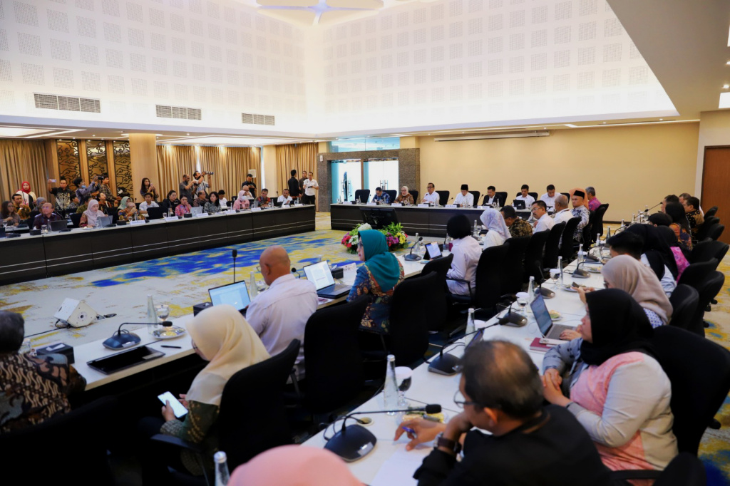 Menteri Koordinator Bidang Pembangunan Manusia dan Kebudayaan Pratikno (kedua kiri) bersama Wakil Menteri Koordinator Bidang Hukum, HAM, Imigrasi, dan Pemasyarakatan (Kumham Imipas) Otto Hasibuan (kanan), Menteri Pemberdayaan Perempuan dan Perlindungan Anak (PPPA) Arifah Fauz (kiri) dan Menteri Agama Nasaruddin Umar (kedua kanan) memimpin Rapat Tingkat Menteri (RTM) di Jakarta, Kamis (10/7/2025). (Beritanasional.com/Oke Atmaja)