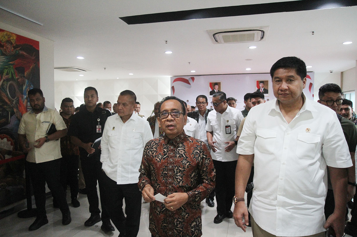 Menko PMK Pratikno (tengah) memimpin Rapat Tingkat Menteri (RTM) yang diikuti Mendagri Tito Karnavian (kanan) dan Menteri Sosial Syaifullah Yusuf (kiri) untuk membahas penanganan pengungsi erupsi Gunung Lewotobi Laki-Laki di Jakarta, Rabu (20/11/2024).  (BeritaNasional.com/Oke Atmaja)