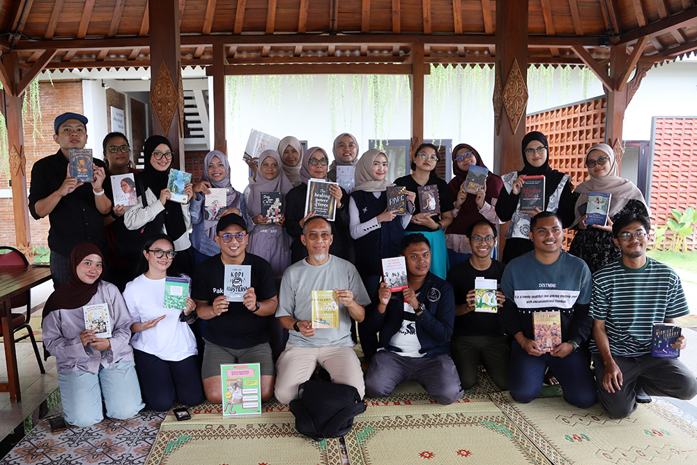 Ruang Literasi Kaliurang: membaca, menulis, diskusi. Buku-buku mulai dari sosial politik, hukum, biografi tokoh hingga buku anak bebas dibaca gratis. (BeritaNasional/Elvis/HO Ruang Literasi)