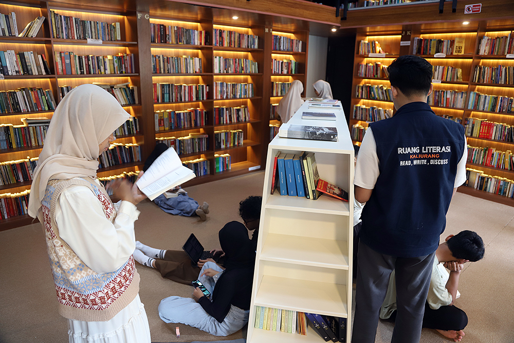 Ruang Literasi Kaliurang: membaca, menulis, diskusi. Buku-buku mulai dari sosial politik, hukum, biografi tokoh hingga buku anak bebas dibaca gratis. (BeritaNasional/Elvis/HO Ruang Literasi)