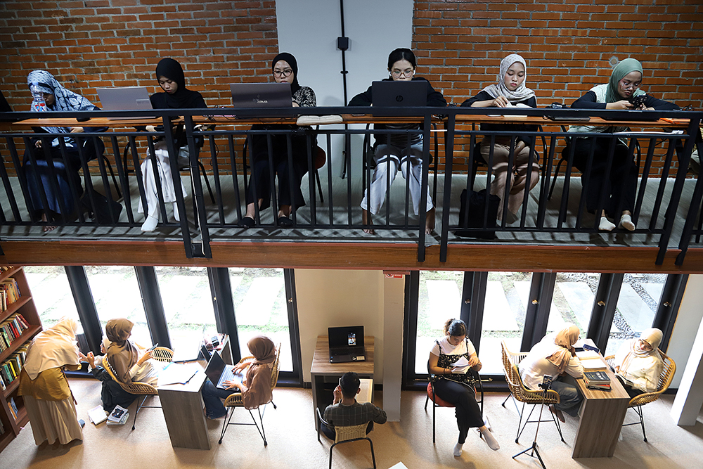 Ruang Literasi Kaliurang: membaca, menulis, diskusi. Buku-buku mulai dari sosial politik, hukum, biografi tokoh hingga buku anak bebas dibaca gratis. (BeritaNasional/Elvis/HO Ruang Literasi)