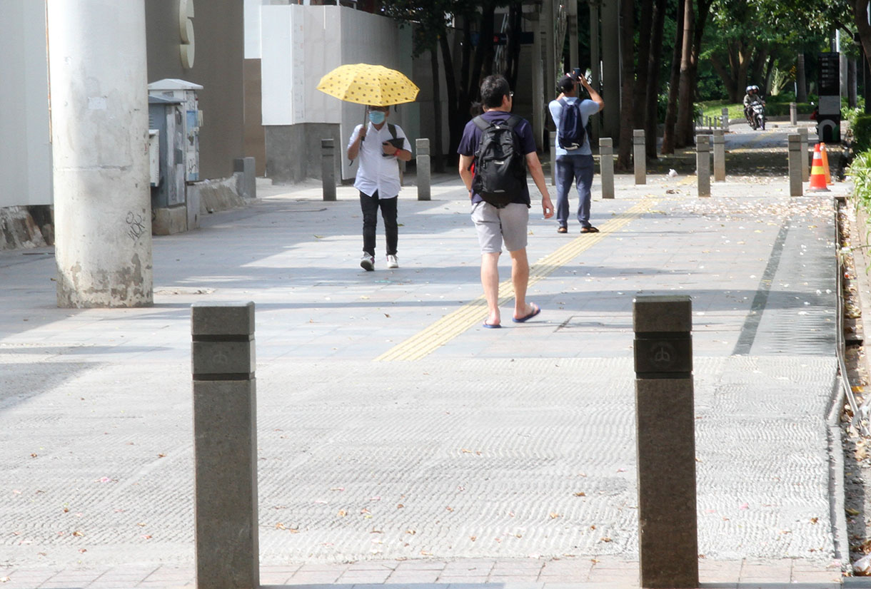 Pejalan kaki berjalan di trotoar Jalan Sudirman, Jakarta, Minggu(29/9/2024). (BeritaNasional.com/Oke Atmaja)