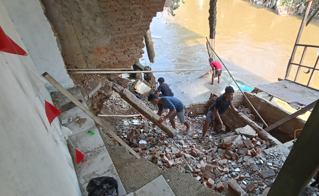 Rumah Ambruk di Bantaran Sungai Ciliwung Kondisi rumah yang mengalami longsor di bantaran Sungai Ciliwung di Jalan Slamet Riyadi I, Kebon Manggis, Matraman, Jakarta, Kamis (10/7/2025). (Beritanasional.com/Oke Atmaja)