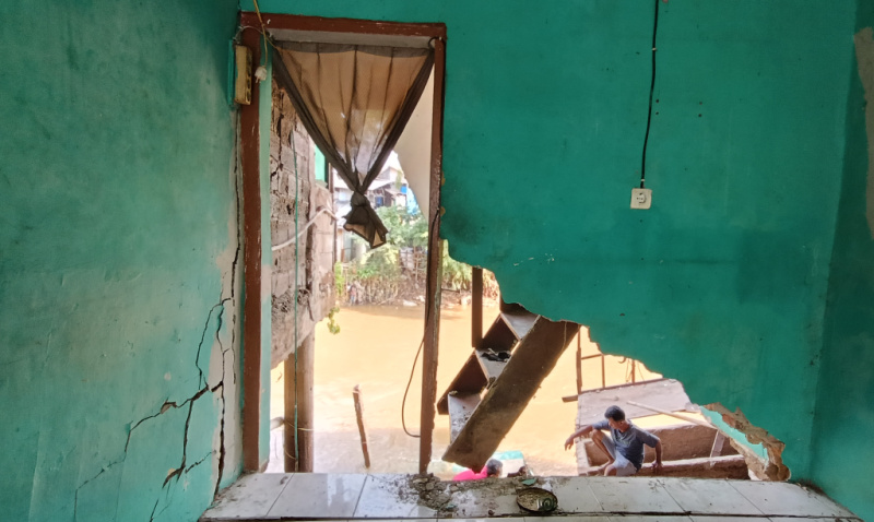 Rumah Ambruk di Bantaran Sungai Ciliwung Kondisi rumah yang mengalami longsor di bantaran Sungai Ciliwung di Jalan Slamet Riyadi I, Kebon Manggis, Matraman, Jakarta, Kamis (10/7/2025). (Beritanasional.com/Oke Atmaja)