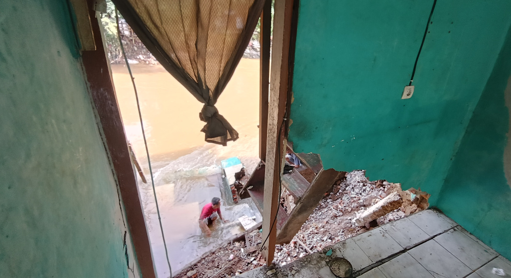 Rumah Ambruk di Bantaran Sungai Ciliwung Kondisi rumah yang mengalami longsor di bantaran Sungai Ciliwung di Jalan Slamet Riyadi I, Kebon Manggis, Matraman, Jakarta, Kamis (10/7/2025). (Beritanasional.com/Oke Atmaja)