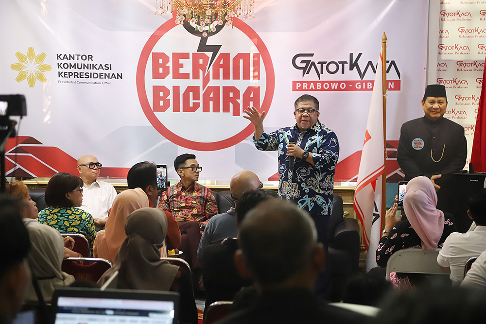 Pekerja menawarkan produk melalui siaran langsung menggunakan platform perdagangan elektronik (e-commerce) di  Industri Konveksi Rumahan Sinergi Adv Nusantara, Jagakarsa, Jakarta Selatan, Rabu (6/8/2025). (Beritanasional.com/Oke Atmaja)