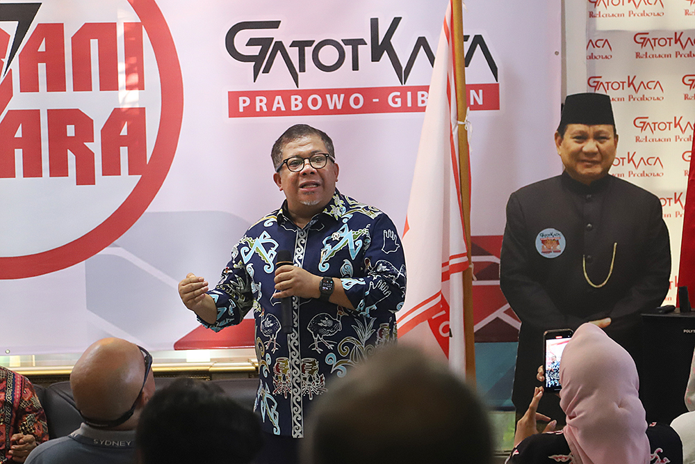 Pekerja menawarkan produk melalui siaran langsung menggunakan platform perdagangan elektronik (e-commerce) di  Industri Konveksi Rumahan Sinergi Adv Nusantara, Jagakarsa, Jakarta Selatan, Rabu (6/8/2025). (Beritanasional.com/Oke Atmaja)