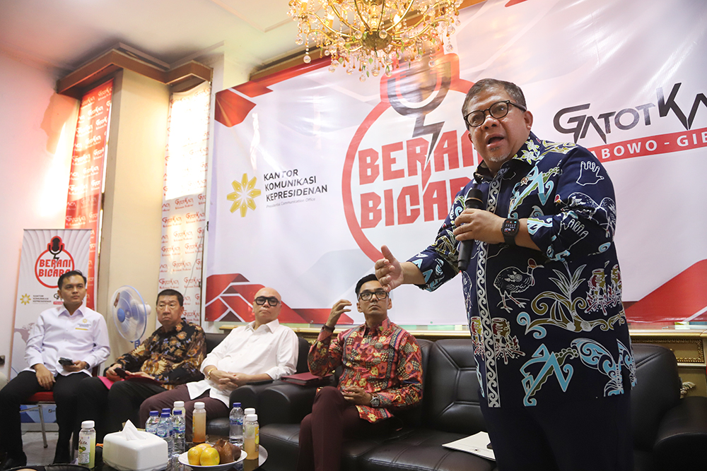 Pekerja menawarkan produk melalui siaran langsung menggunakan platform perdagangan elektronik (e-commerce) di  Industri Konveksi Rumahan Sinergi Adv Nusantara, Jagakarsa, Jakarta Selatan, Rabu (6/8/2025). (Beritanasional.com/Oke Atmaja)