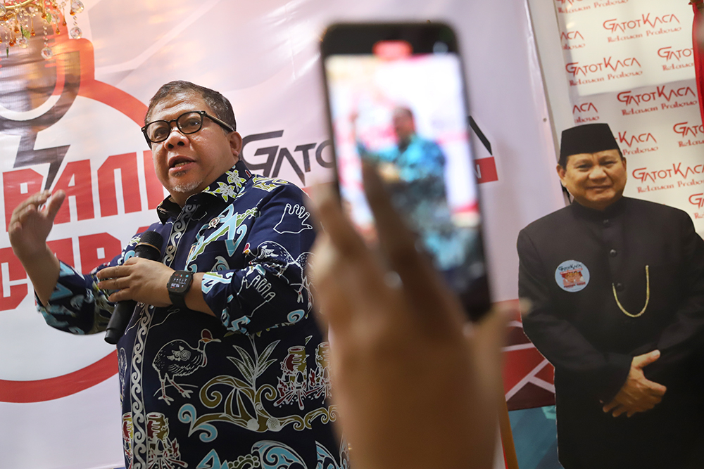 Pekerja menawarkan produk melalui siaran langsung menggunakan platform perdagangan elektronik (e-commerce) di  Industri Konveksi Rumahan Sinergi Adv Nusantara, Jagakarsa, Jakarta Selatan, Rabu (6/8/2025). (Beritanasional.com/Oke Atmaja)