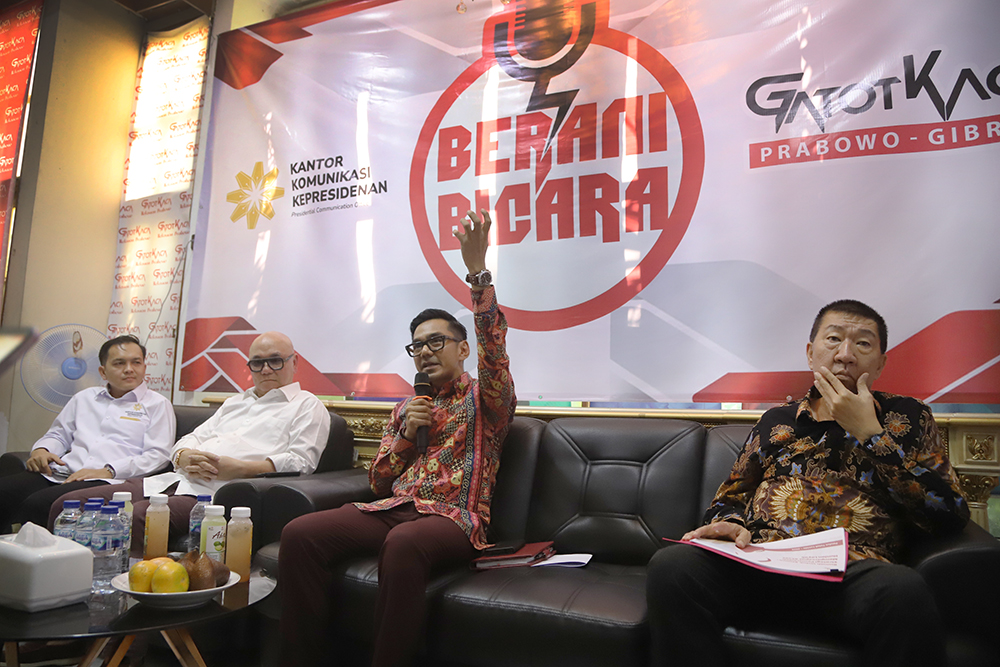 Pekerja menawarkan produk melalui siaran langsung menggunakan platform perdagangan elektronik (e-commerce) di  Industri Konveksi Rumahan Sinergi Adv Nusantara, Jagakarsa, Jakarta Selatan, Rabu (6/8/2025). (Beritanasional.com/Oke Atmaja)