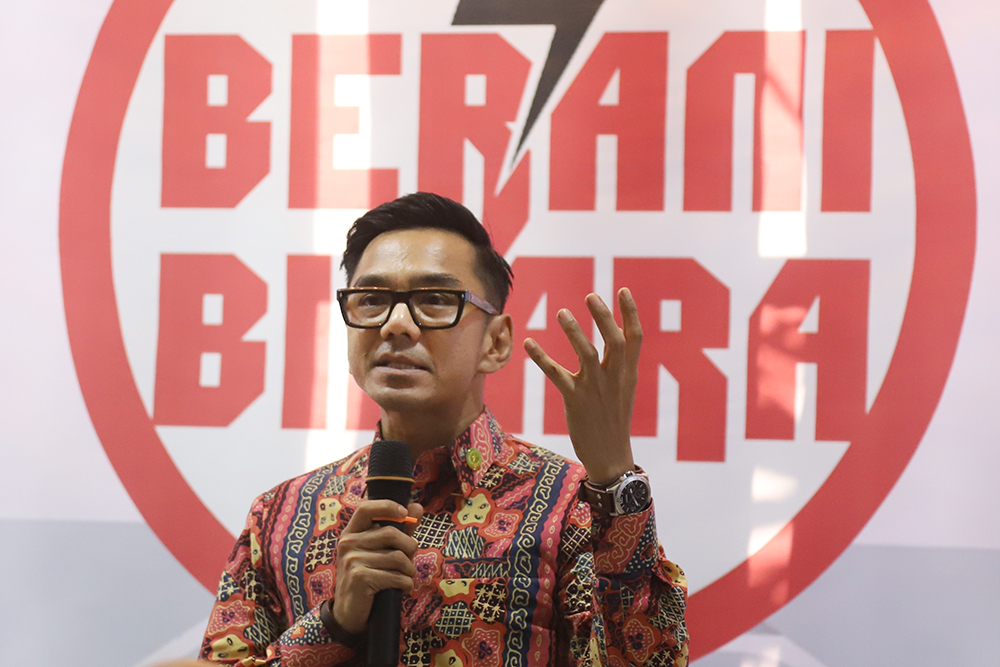 Pekerja menawarkan produk melalui siaran langsung menggunakan platform perdagangan elektronik (e-commerce) di  Industri Konveksi Rumahan Sinergi Adv Nusantara, Jagakarsa, Jakarta Selatan, Rabu (6/8/2025). (Beritanasional.com/Oke Atmaja)