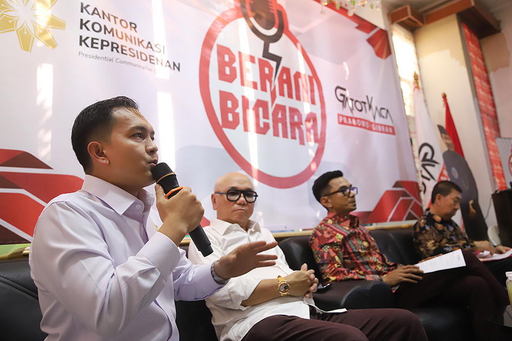 Pekerja menawarkan produk melalui siaran langsung menggunakan platform perdagangan elektronik (e-commerce) di  Industri Konveksi Rumahan Sinergi Adv Nusantara, Jagakarsa, Jakarta Selatan, Rabu (6/8/2025). (Beritanasional.com/Oke Atmaja)