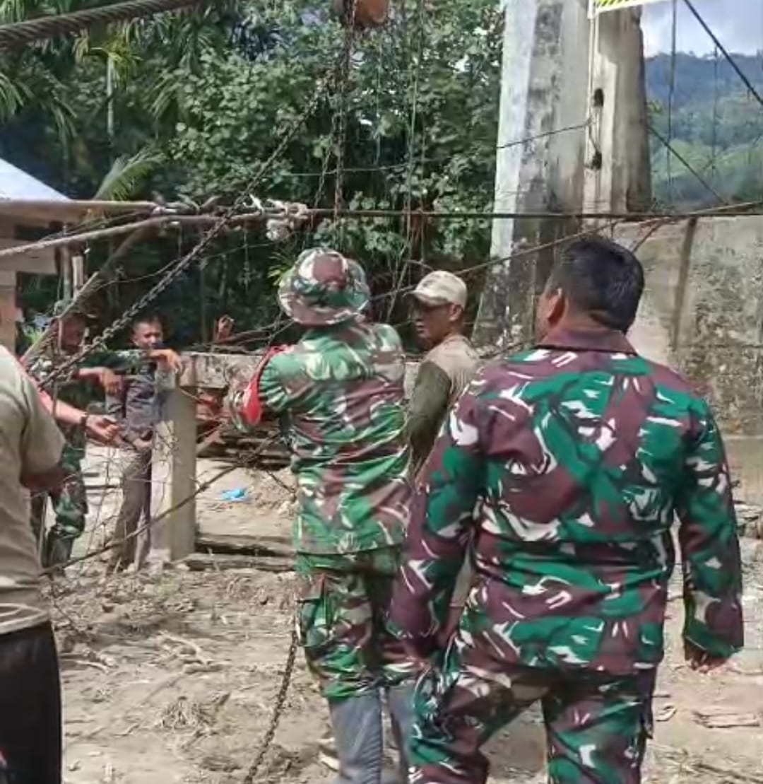 Warga bergotong royong memperbaiki jembatan yang terputus akibat banjir di Desa Buntul Kendawi, Kecamatan Darul Hasanah, Kabupaten Aceh Tenggara, (BeritaNasional/Elvis/HO Dispenad)
