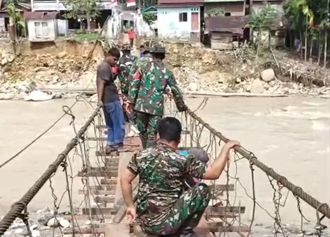 Warga bergotong royong memperbaiki jembatan yang terputus akibat banjir di Desa Buntul Kendawi, Kecamatan Darul Hasanah, Kabupaten Aceh Tenggara, (BeritaNasional/Elvis/HO Dispenad)