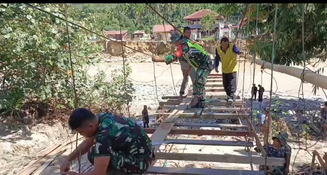 Warga bergotong royong memperbaiki jembatan yang terputus akibat banjir di Desa Buntul Kendawi, Kecamatan Darul Hasanah, Kabupaten Aceh Tenggara, (BeritaNasional/Elvis/HO Dispenad)