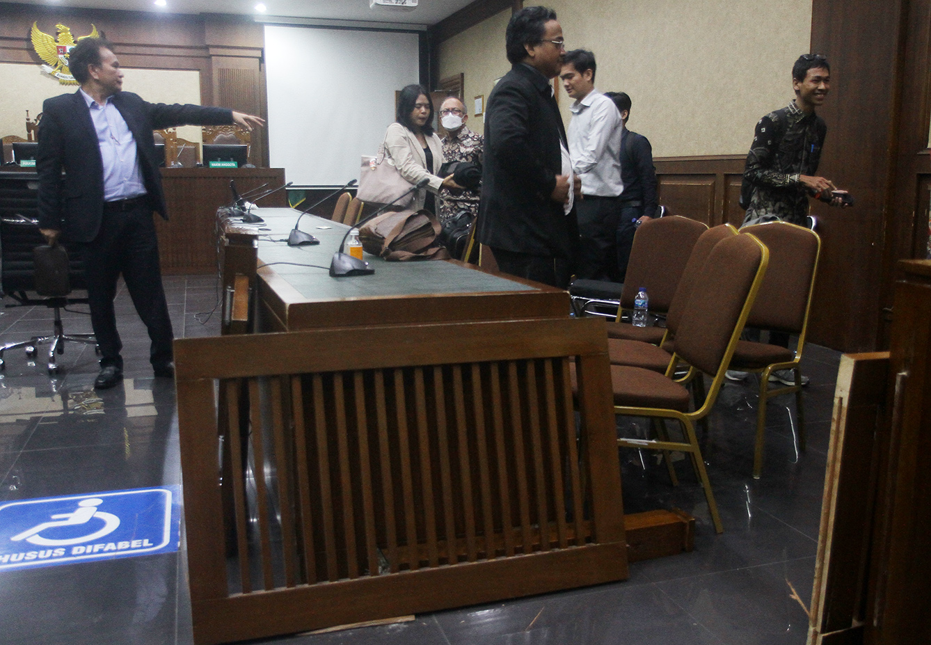 Petugas memeriksa kerusakan ruang sidang pasca vonis Syahrul Yasin Limpo di Tipikor, Jakarta, Kamis (11/7/2024). (BeritaNasional.com/Oke Atmaja)