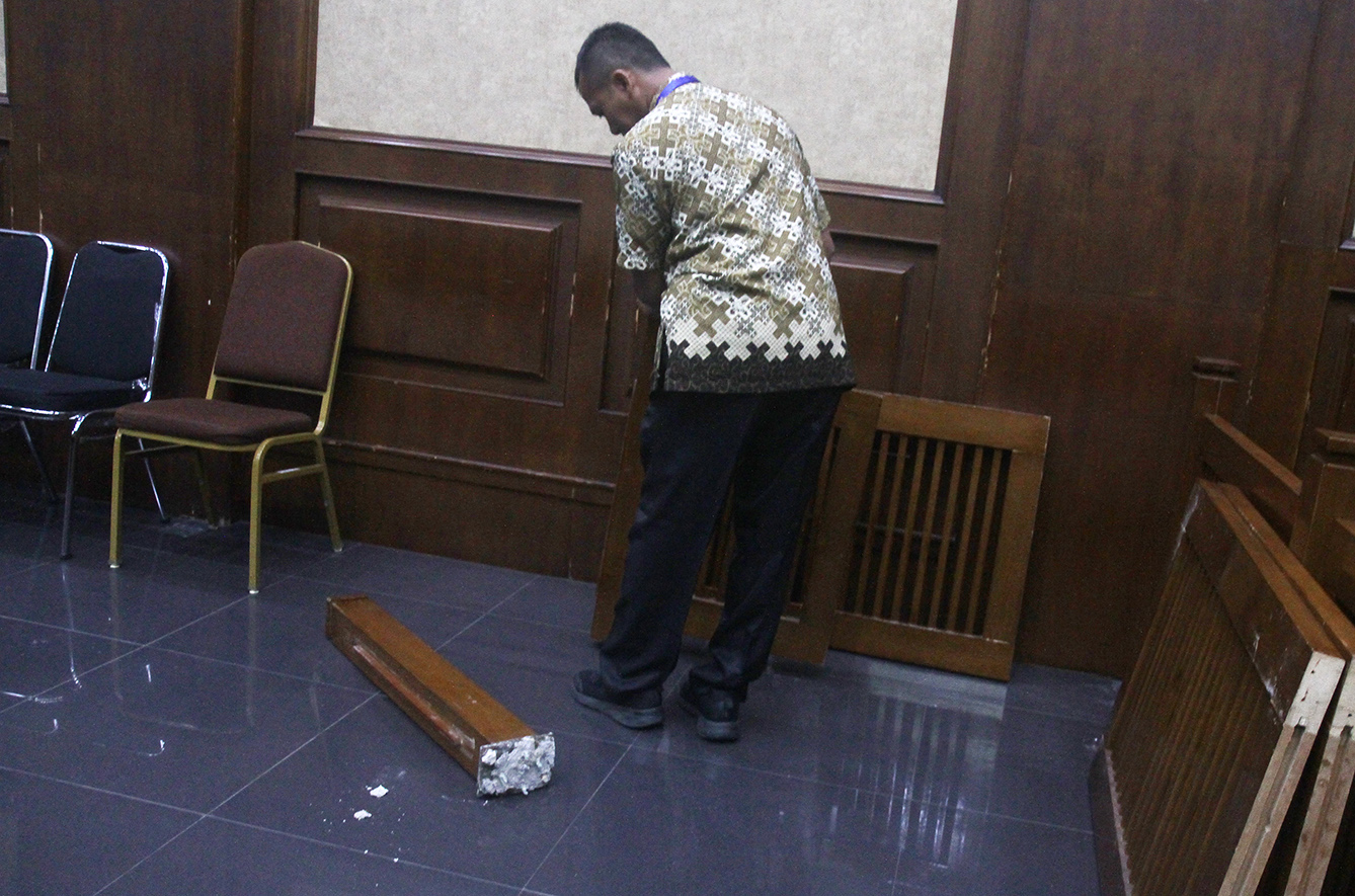 Petugas memeriksa kerusakan ruang sidang pasca vonis Syahrul Yasin Limpo di Tipikor, Jakarta, Kamis (11/7/2024). (BeritaNasional.com/Oke Atmaja)