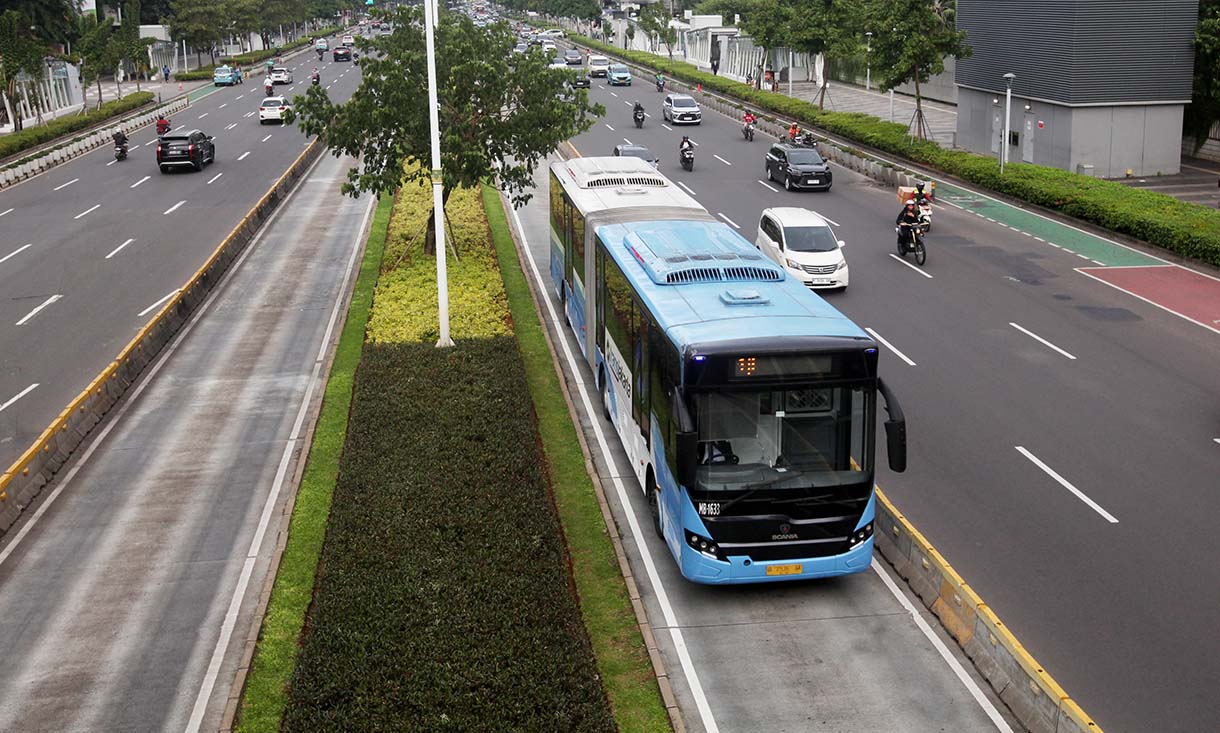 Penumpang bus Transjakarta berjalan di Jembatan Penyebrangan Orang (JPO) Halte Senayan,Jakarta,Rabu(15/1/2025).(BeritaNasional.com/Oke Atmaja)