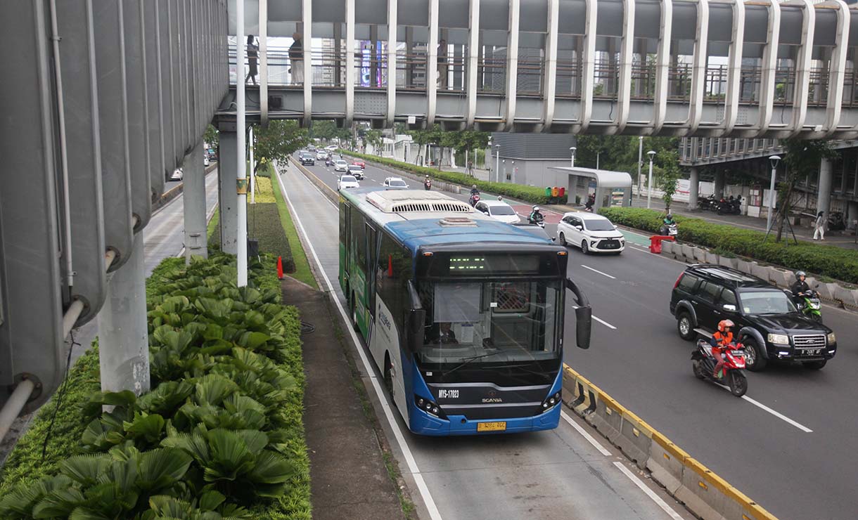 Penumpang bus Transjakarta berjalan di Jembatan Penyebrangan Orang (JPO) Halte Senayan,Jakarta,Rabu(15/1/2025).(BeritaNasional.com/Oke Atmaja)