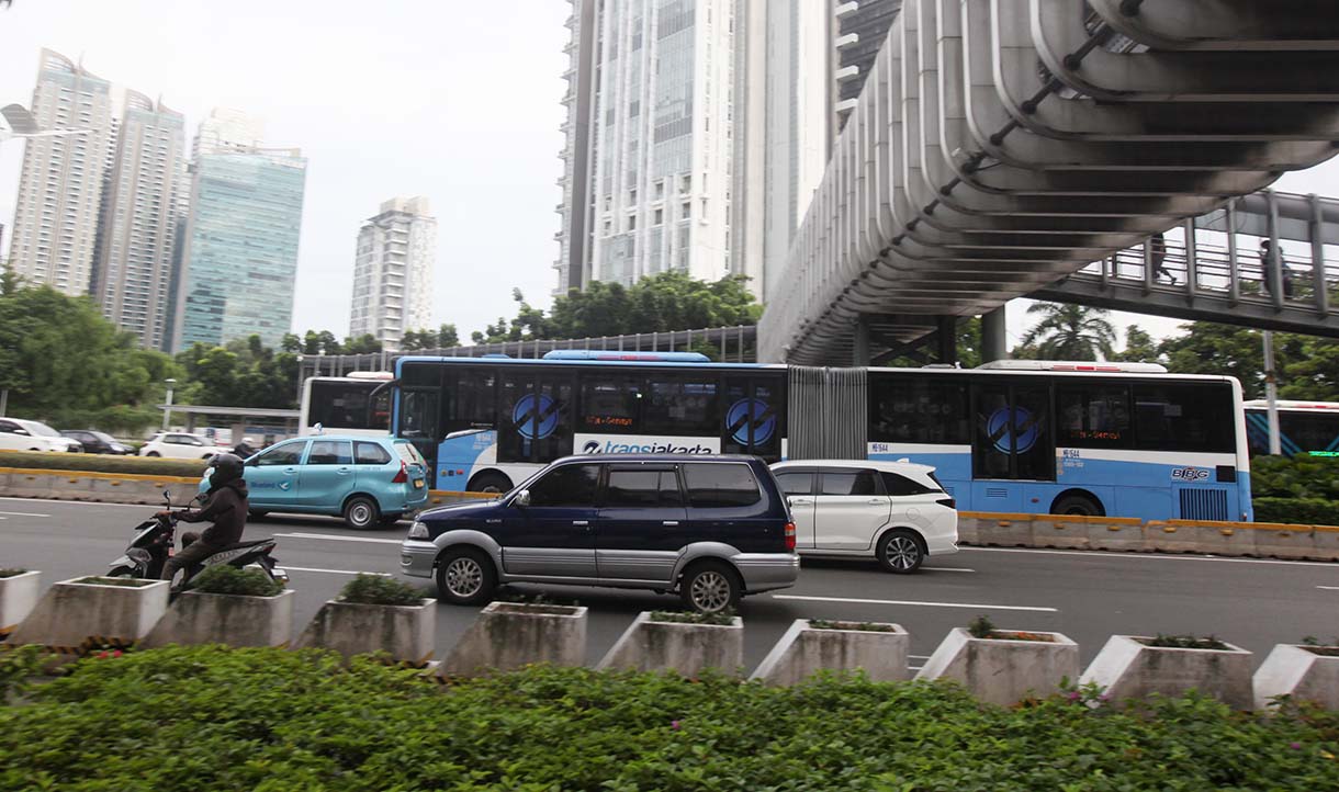 Penumpang bus Transjakarta berjalan di Jembatan Penyebrangan Orang (JPO) Halte Senayan,Jakarta,Rabu(15/1/2025).(BeritaNasional.com/Oke Atmaja)