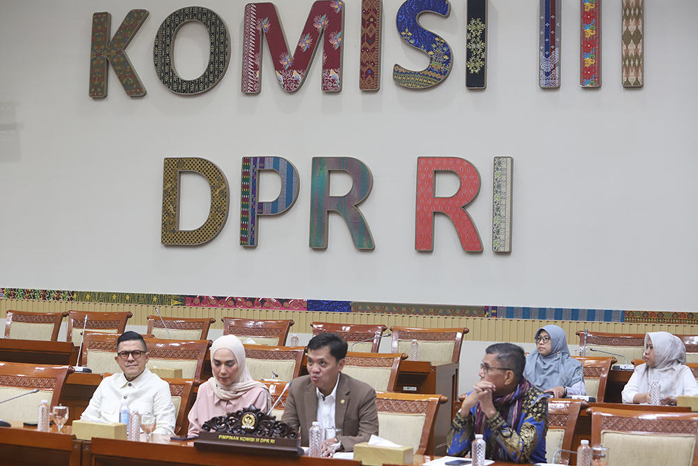 RUU KUHAP Bisa Diakses Masyarakat Melalui Situs Resmi DPR, dpr.go.id. Pimpinan Komisi II bersama anggota memberikan keterangan terkait RUU KUHAP. (BeritaNasional/Elvis Sendouw)I