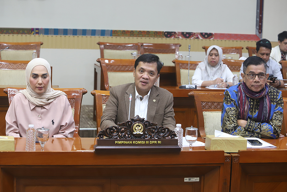 RUU KUHAP Bisa Diakses Masyarakat Melalui Situs Resmi DPR, dpr.go.id. Pimpinan Komisi II bersama anggota memberikan keterangan terkait RUU KUHAP. (BeritaNasional/Elvis Sendouw)I