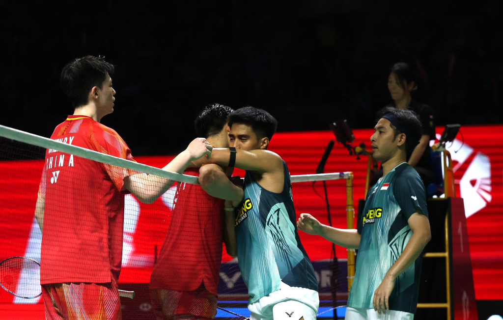 Pebulu tangkis ganda putra Indonesia Sabar Karyaman Gutama  dan Moh Reza Pahlevi Isfahani mengembalikan kok ke arah ganda putra China Chen Bo Yang dan Liu Yi pada babak 8 besar Polytron Indonesia Open 2026 di Istora Senayan, Jakarta, Jumat (5/6/2026).  (Berita nasional.com/Oke Atmaja)