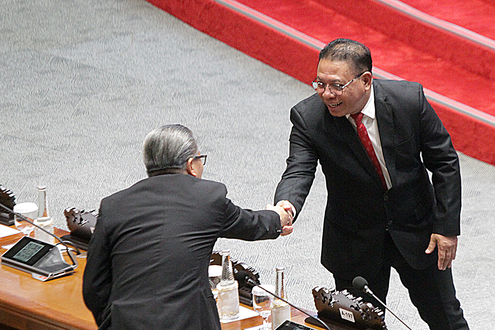 Rapat Paripurna DPR RI menyetujui Inosentius Samsul sebagai Hakim Konstitusi menggantikan Arief Hidayat sebagai Hakim Mahkamah Konstitusi (MK) pilihan DPR. (BeritaNasional/Elvis Sendouw)