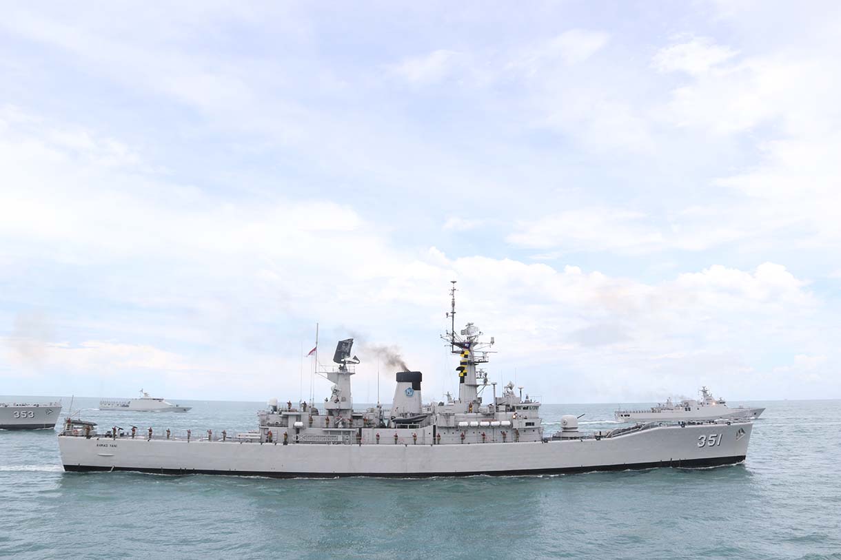 KRI Bima Suci mengikuti Sailing Pass di perairaan Teluk Jakarta, Kamis (2/10/2025).  (Beritanasional.com/Oke Atmaja)