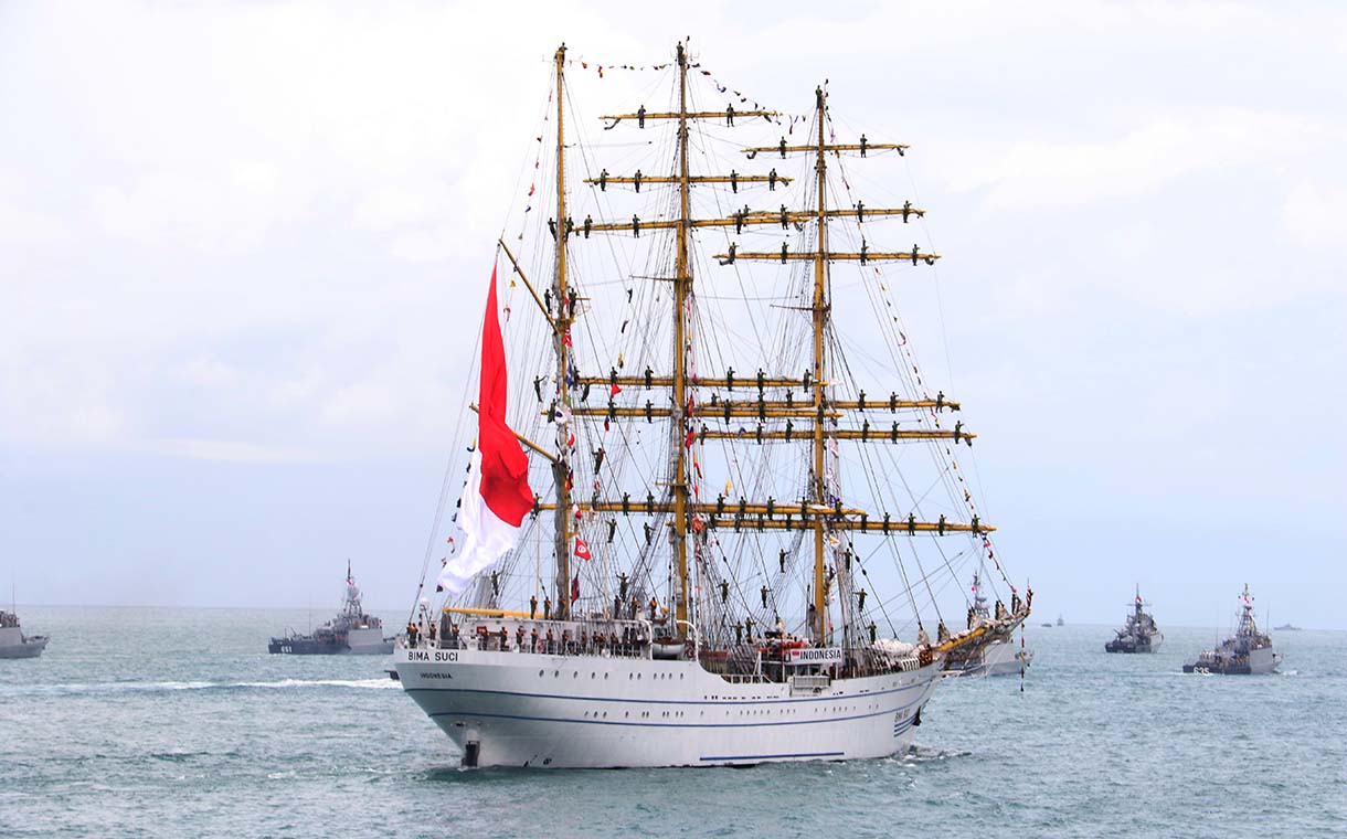 KRI Bima Suci mengikuti Sailing Pass di perairaan Teluk Jakarta, Kamis (2/10/2025).  (Beritanasional.com/Oke Atmaja)
