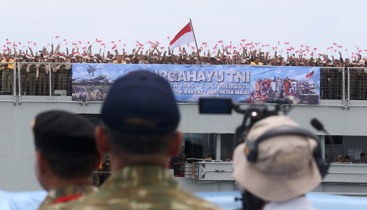 KRI Bima Suci mengikuti Sailing Pass di perairaan Teluk Jakarta, Kamis (2/10/2025).  (Beritanasional.com/Oke Atmaja)