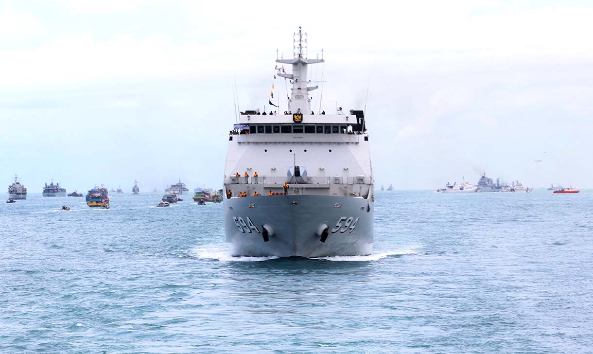 KRI Bima Suci mengikuti Sailing Pass di perairaan Teluk Jakarta, Kamis (2/10/2025).  (Beritanasional.com/Oke Atmaja)