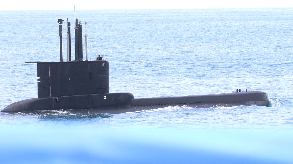 KRI Bima Suci mengikuti Sailing Pass di perairaan Teluk Jakarta, Kamis (2/10/2025).  (Beritanasional.com/Oke Atmaja)