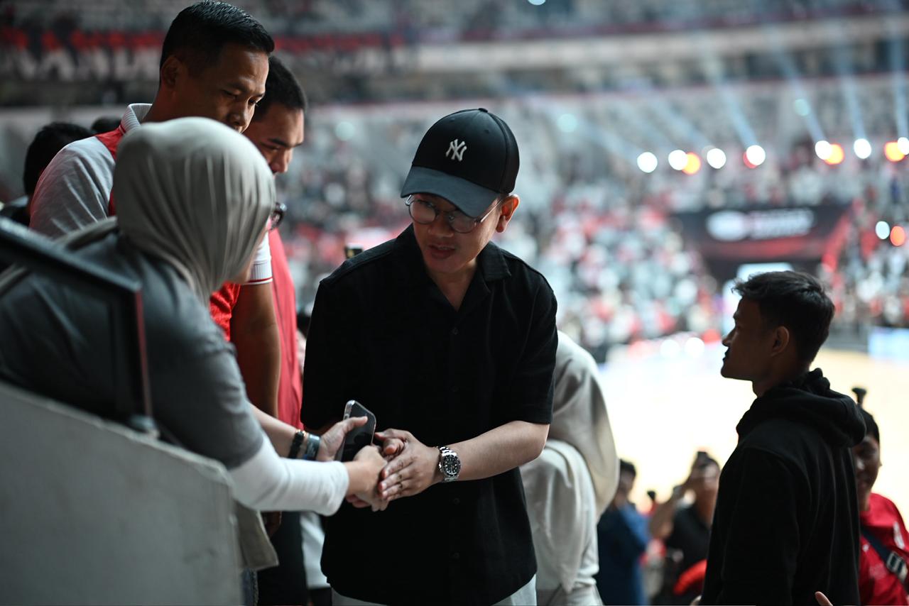 Saksikan Laga Persahabatan Indonesia vs Australia, Wapres Dukung Pengembangan Futsal Nasional Wakil Presiden Gibran Rakabuming hadir menunjukan dukungan kepada tim Futsa Indonesia. (BeritaNasional/Elvis/HO Setwapres)