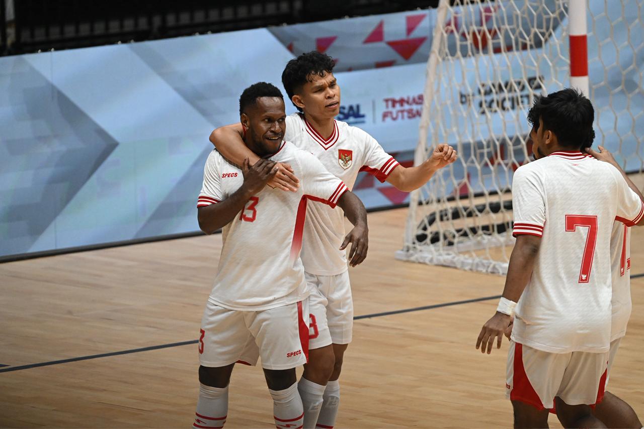 Saksikan Laga Persahabatan Indonesia vs Australia, Wapres Dukung Pengembangan Futsal Nasional Wakil Presiden Gibran Rakabuming hadir menunjukan dukungan kepada tim Futsa Indonesia. (BeritaNasional/Elvis/HO Setwapres)