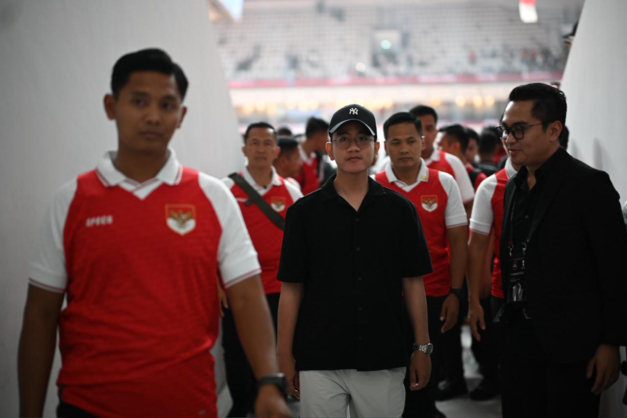 Saksikan Laga Persahabatan Indonesia vs Australia, Wapres Dukung Pengembangan Futsal Nasional Wakil Presiden Gibran Rakabuming hadir menunjukan dukungan kepada tim Futsa Indonesia. (BeritaNasional/Elvis/HO Setwapres)