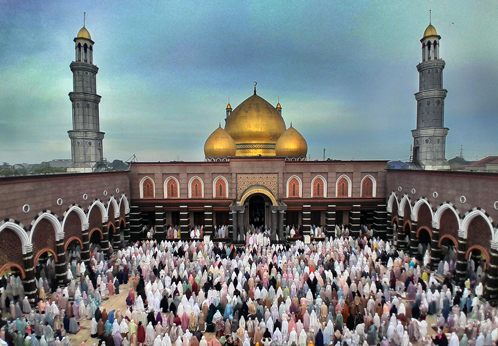Umat Islam menunaikan shalat Idul Fitri 1447 Hijriah di Masjid Kubah Emas Depok. (BeritaNasional/Elvis Sendouw)